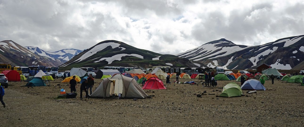 Campamento al pie de la montaña