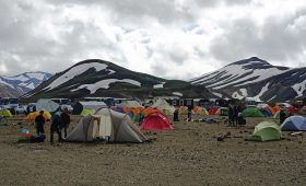 Campamento al pie de la montaña